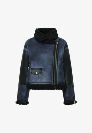 Jachetă din piele ecologică de culoare neagră și albastră, cu guler din blană sintetică, având fermoare, un buzunar frontal și accente texturate pe manșete și la tiv.