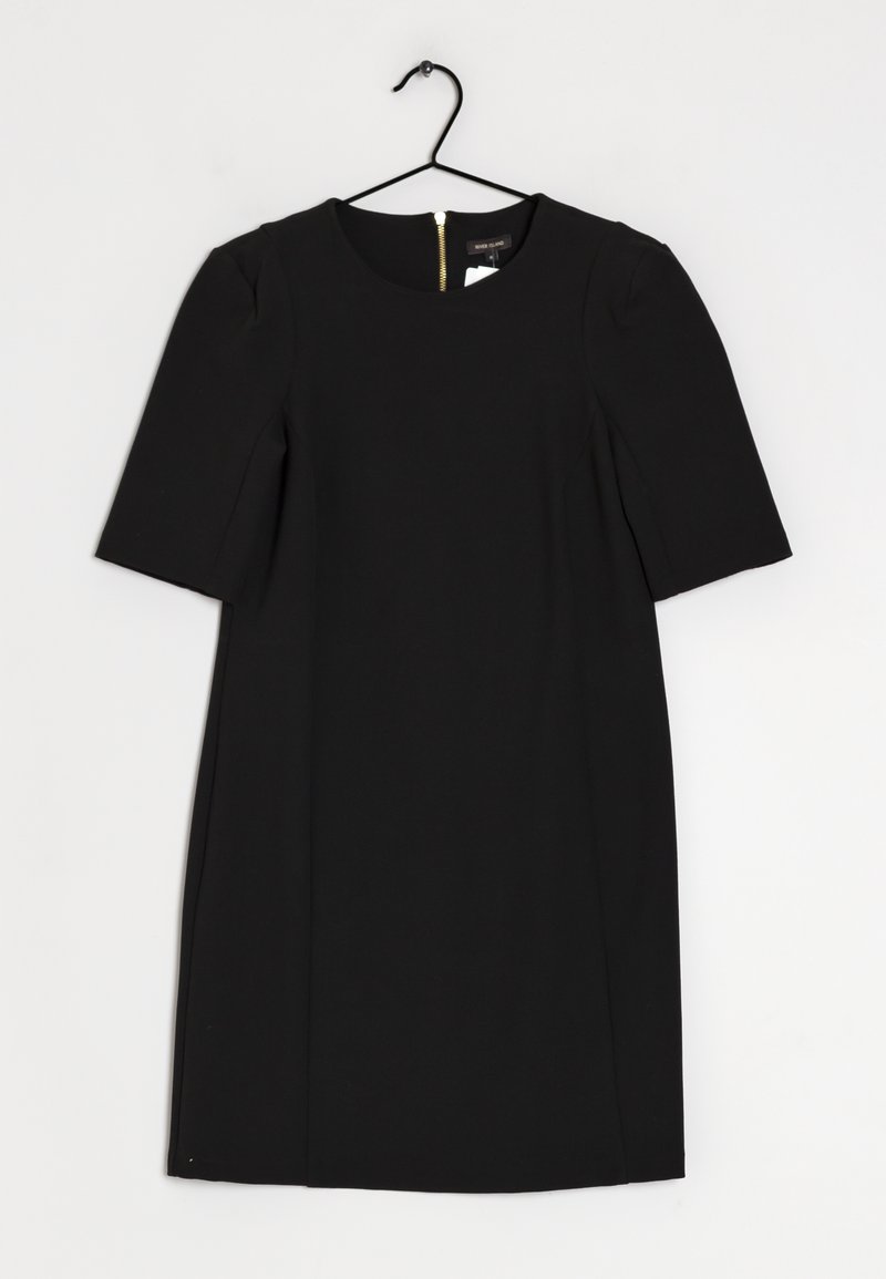 Svart klänning med kort ärm och rund halsringning, samt en dold dragkedja i ryggen. Tillverkad av slät tyg och har en skräddarsydd passform.