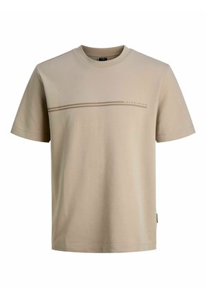 T-shirt en coton beige avec un col rond, des manches courtes et un motif de rayure frontale dans une teinte plus foncée. Présente un petit logo sur la poitrine.