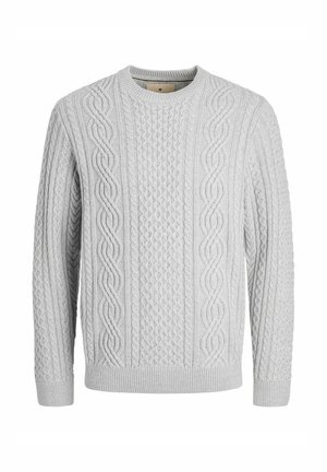 Lichtgrijze kabelgebreide trui met lange mouwen en geribbelde boorden en zoom, met een gemusterde textuur van verstrengelde kabels.