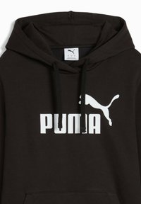 Sudadera negra de Puma con logo y texto blanco, que cuenta con capucha con cordón y bolsillo frontal.