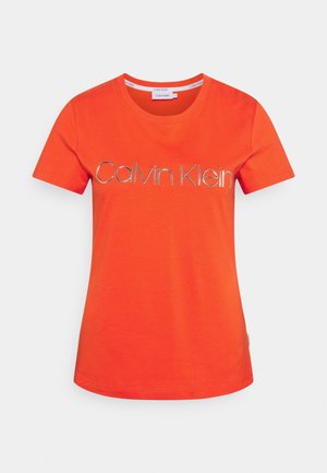 Feloranje T-shirt met korte mouwen, een ronde hals en een zilverkleurig Calvin Klein-logo op de borst.