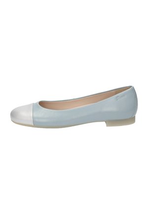 Ballerines en cuir bleu clair avec un bout métallisé argenté. Présentent une forme arrondie et un design minimaliste. Semelle plate en caoutchouc.