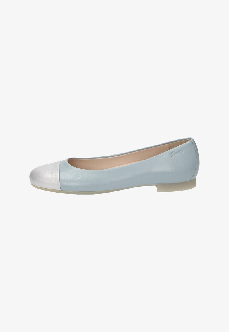 Ballerines en cuir bleu clair avec un bout métallisé argenté. Présentent une forme arrondie et un design minimaliste. Semelle plate en caoutchouc.