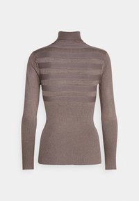 Pull à col roulé marron, ajusté, avec des rayures horizontales texturées et des poignets côtelés. Fabriqué dans un matériau lisse et brillant.