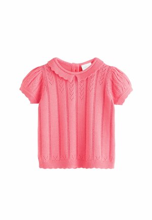 Roze gebreide top met korte mouwen en een gegolfde kraag, voorzien van een verticale ribbelstructuur en decoratieve gaatjespatronen aan de voorkant.