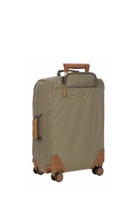 Valigia verde oliva con base rigida, maniglie in plastica marrone, due ruote laterali, cerniere dorate e una superficie texturizzata.