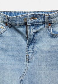 Svetlo modri denim jeans s zadrgo, gumbom za zapiranje in kontrastnim oranžnim šivanjem. Imajo zanke za pas in žepke. Gladka tekstura.