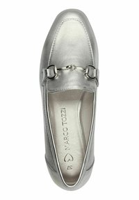Mocasines plateados metálicos con punta redondeada, que presentan un acento decorativo de cadena en el empeine y una textura de cuero suave.