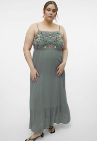 Vero Moda Curve SINA LANGES - Vestito lungo - laurel wreath