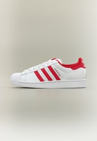 Kijelölve, footwear white/better scarlet/gold-coloured metallic