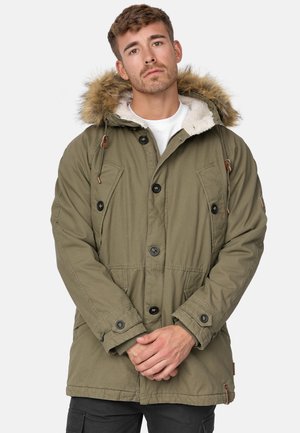 Parka olive avec capuche en fausse fourrure, fermetures à boutons, poches avant et cordons de serrage ajustables pour un fit confortable.