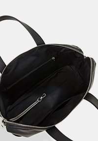 Schwarze Ledertasche mit Reißverschluss, strukturiertem Äußeren und innen mit Stoff ausgekleidet, inklusive Reißverschlusstasche und Schlüsselclip.