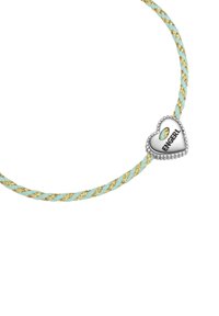 La pulsera trenzada presenta hilos en tonos azul pastel y dorado, con un charm en forma de corazón de plata inscrito con "ENGERL". El charm tiene un borde de cuentas.