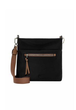 Schwarze Umhängetasche mit Frontreißverschlusstasche, braunem verstellbarem Schultergurt und silbernen Metallakzenten.