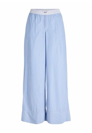 Pantalon large bleu clair à rayures blanches verticales, taille élastique et ourlets à rayures horizontales.