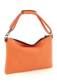 Borsa a mano in pelle arancione con finitura testurizzata, dotata di una tracolla singola, chiusura con zip e design minimalista.