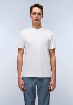 Weißes Baumwoll-T-Shirt mit kurzem Ärmel und einem dezenten Logo in Hellbeige auf der linken Brust. Glatte Textur, runder Halsausschnitt.