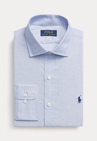 Camicia da uomo azzurra chiara piegata con polsino abbottonato e logo Polo Ralph Lauren ricamato sul davanti.
