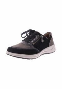 Zwarte en grijze suède sneaker met vetersluiting, zijrits, rubberen zool en gebogen ontwerp. Heeft flexibele materialen voor comfort.