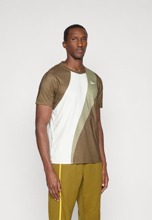 NIKECOURT ADVANTAGE SLAM TOP  - Camiseta deportiva - sail/dark hazel/white