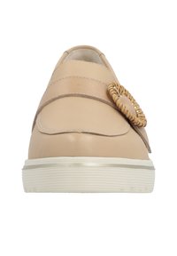 Béžová kožená slip-on obuv s křížovými pásky, texturovaným akcentem, kulatým tkaným detailem a bílou vrubovanou podrážkou. Hladký povrch.