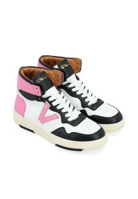 Baskets montantes en cuir blanc, noir et rose, avec une boîte à orteils perforée, un col rembourré et une semelle en caoutchouc beige avec un détail de logo.