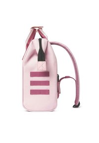 Rosa Stoff-Rucksack mit einem oberen Reißverschluss, drei horizontalen Klettverschlussstreifen und einem seitlichen Griff, ergänzt durch kontrastierende, dunkler rosa Akzente.