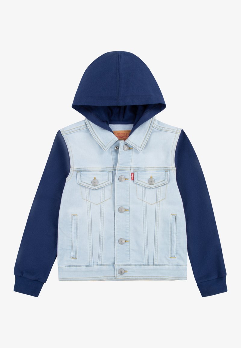 Veste en jean bleu clair avec capuche et manches bleu marine, fermeture à boutons sur le devant et deux poches poitrine à boutons.