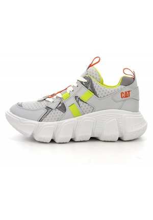 Grauer und weißer massiver Sneaker mit neongelben und orangen Akzenten, dicker profillierter Sohle, Mesh-Einsätzen und CAT-Logo an der Ferse.