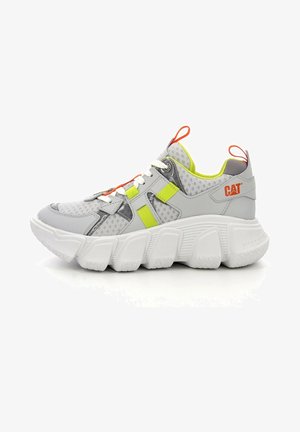 Szaro-białe masywne sneakersy z neonowożółtymi i pomarańczowymi akcentami, grubą, profilowaną podeszwą, panelami z siateczki i logo CAT na pięcie.