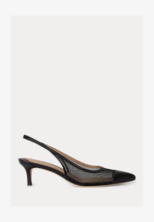 Pantof negru tip slingback cu toc kitten și vârf ascuțit, cu părți laterale din plasă semi-transparentă pe fundal alb.