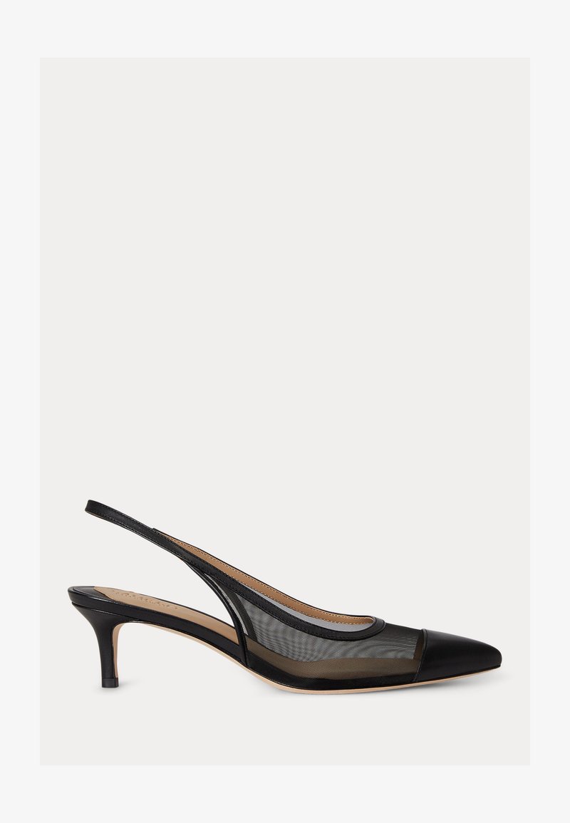 Μαύρο γοβάκι με χαμηλό τακούνι kitten, λουρί στο πίσω μέρος, μυτερή μύτη και ημιδιάφανο δίχτυ στα πλαϊνά σε λευκό φόντο.