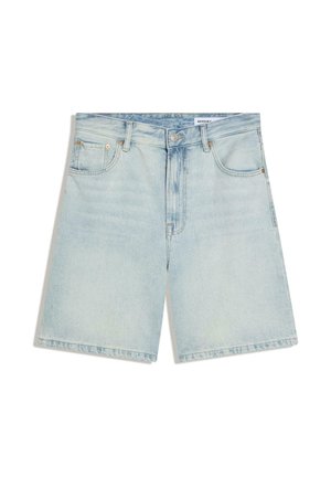 Világoskék farmer rövidnadrág elülső zsebekkel, övbújtatókkal és gombos-cipzáras záródással, fehér háttérre kiterítve.