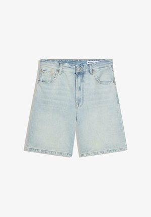 Világoskék farmer rövidnadrág elülső zsebekkel, övbújtatókkal és gombos-cipzáras záródással, fehér háttérre kiterítve.