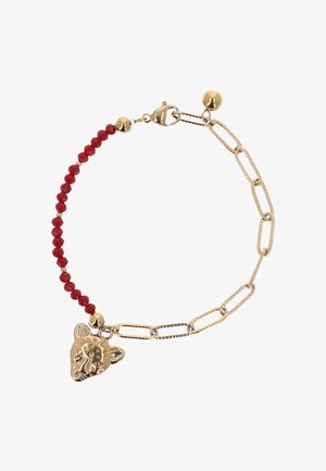 Bracciale d'oro con perline rosse alternate a maglie di catena, caratterizzato da un ciondolo a testa di leopardo testurizzato e chiusura con moschettone.