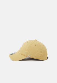 Gelbe Baumwoll-Baseballmütze mit gebogenem Schirm, die ein gesticktes Logo auf der Vorderseite und kleine weiße Textdetails an der Seite aufweist.