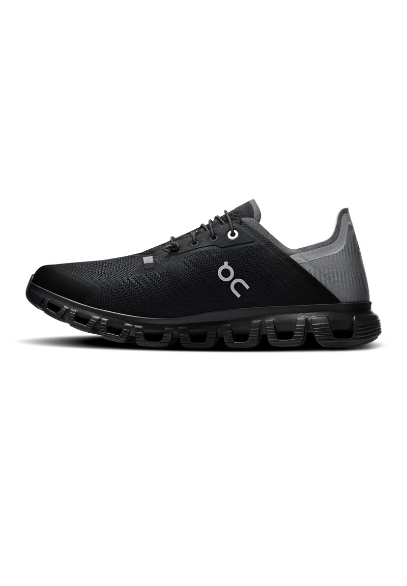 Schwarze Sportschuhe mit einem Obermaterial aus Mesh und grauen Akzenten, ausgestattet mit einem gepolsterten Kragen, Schnürsenkeln und einer strukturierten Sohle mit segmentierter Dämpfung.