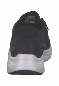 Schwarze synthetische Sneaker mit strukturiertem Obermaterial, gepolstertem Kragen und weißer Zwischensohle mit metallischem Akzent an der Ferse.