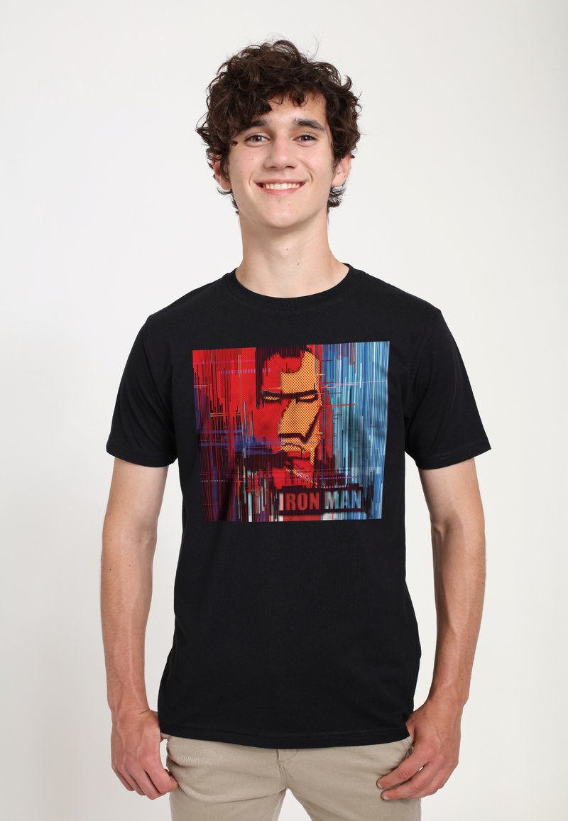 Svart bomullströja med en färgglad grafik av Iron Mans ansikte, framhävt med röda, blå och gula detaljer, som visas på ett framträdande sätt.
