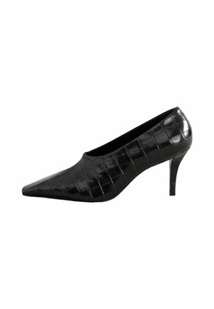 Escarpin en cuir verni noir à talon haut et à bout pointu, présentant un motif crocodile texturé et une talon élancé.