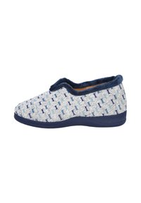 Zapatilla de casa para hombre tipo slip-on con tejido de punto gris y azul con patrón, ribete azul oscuro y suela acolchada.
