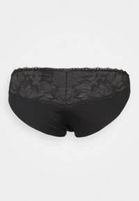 Zwarte lingerie met een kanten tailleband met bloemenpatronen en gegolfde randen. Gladde stofconstructie en een ontwerp met volledige bedekking.