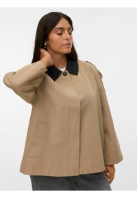 Beige jakke med sort krave, enkelt knappelukning og sidelomme; har en afslappet pasform og glat tekstur.