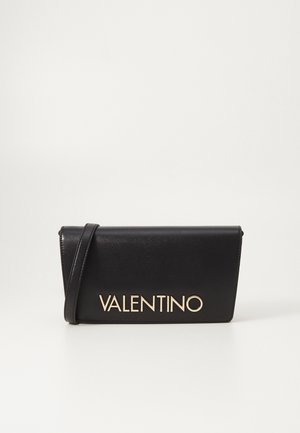Portafoglio in pelle nera con una texture liscia, dotato di un logo dorato "VALENTINO" sul davanti e di una tracolla regolabile per il trasporto.