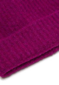 Berretto in lana fucsia con un motivo a maglia strutturato e un polsino a coste. Morbido e caldo, con un design piegato per un comfort aggiuntivo.