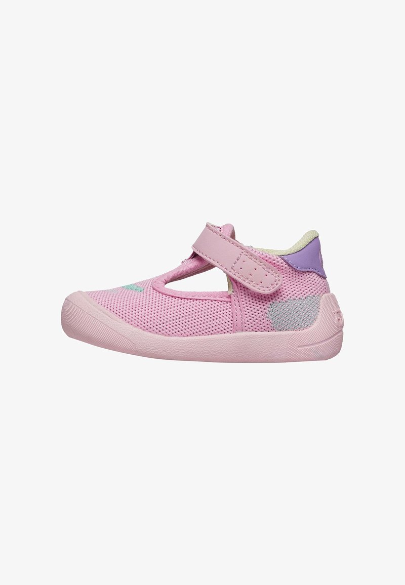 Růžová dětská bota s mesh svrchní částí a syntetickými detaily. Má suchý zip, zaoblenou špičku a texturovanou gumovou podrážku.