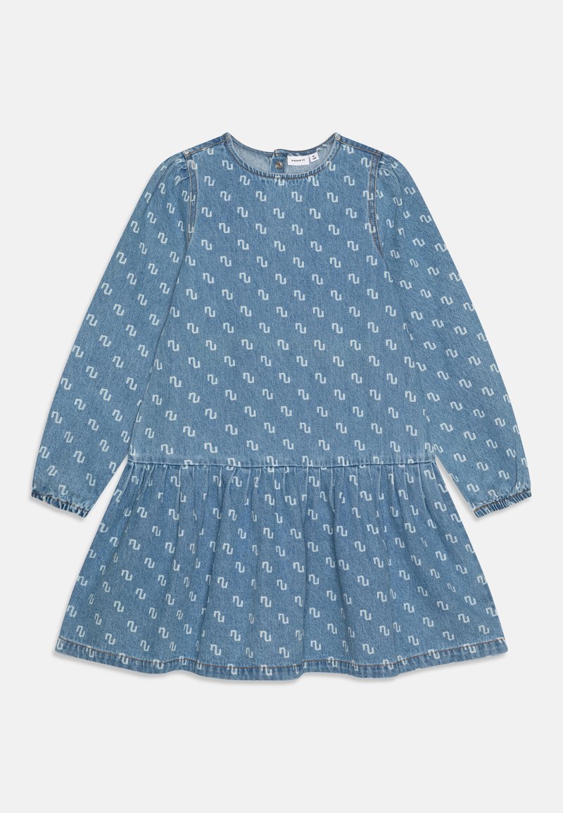 Denimkjole med lange ermer, rynket skjørt, lyseblå farge og hvitt abstrakt mønster. Rund hals og elastiske mansjetter.