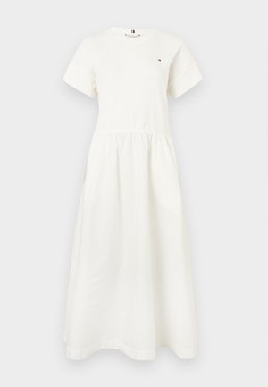 Witte midi-jurk met korte mouwen, geplooide taille en een klein rood-wit-blauw logo op de linkerborst.