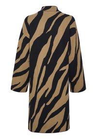 Cappotto lungo e morbido, in una fantasia a strisce tigre marroni e nere, con colletto e maniche a tre quarti, realizzato in tessuto soffice.